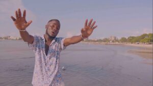 Music Video : Roshi – Love me now